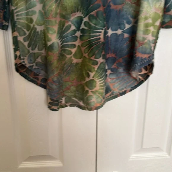Karen Kane Blue and Green Graphic 3/4 Sleeve Tunic - Picture 4 of 8